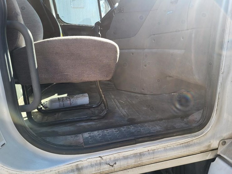 2013-freightliner-ca125dc-tandem-axle-day-cab-semi-image-64