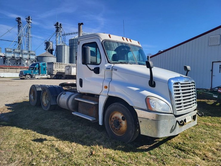 2013-freightliner-ca125dc-tandem-axle-day-cab-semi-image-7