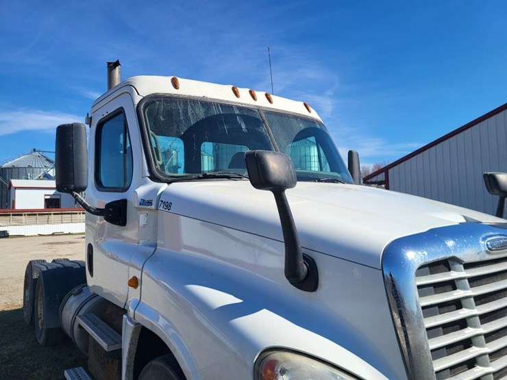 2013-freightliner-ca125dc-tandem-axle-day-cab-semi-image-43
