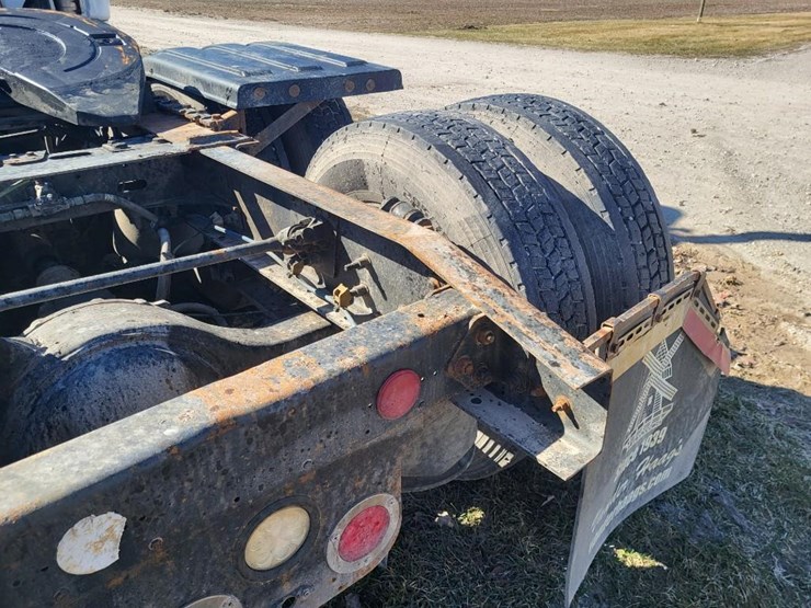 2013-freightliner-ca125dc-tandem-axle-day-cab-semi-image-27