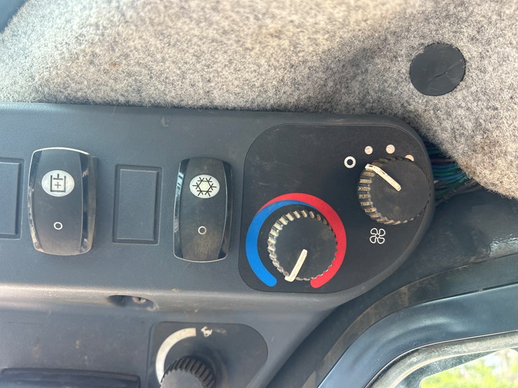 2015-deere-333e-image-34