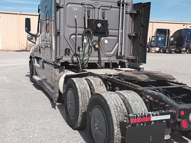 2020-freightliner-cascadia-126-image-34