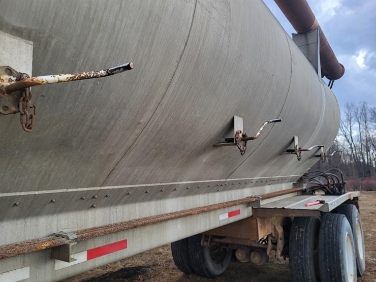 1996-warren-tandem-axle-feed-semi-trailer-image-17