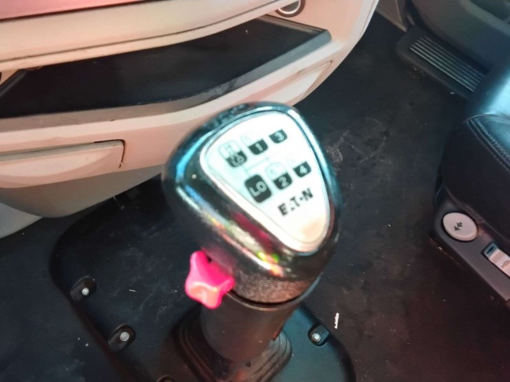 2019-peterbilt-579-image-41