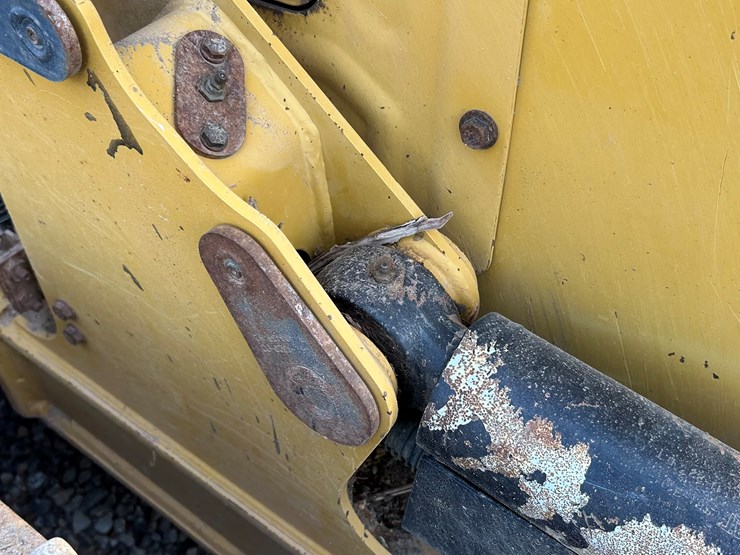 2023-caterpillar-d1-image-24