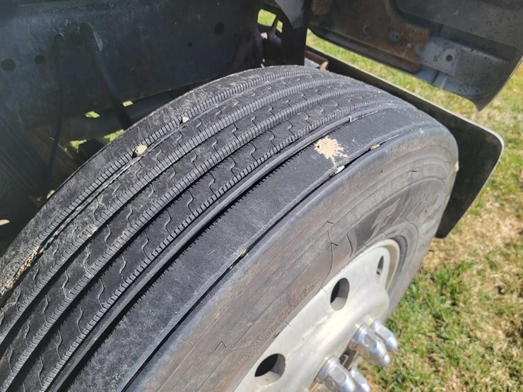 1995-ford-l9000-tandem-axle-day-cab-semi-image-47