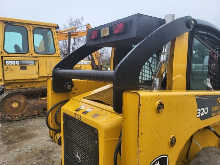 deere-320-image-26