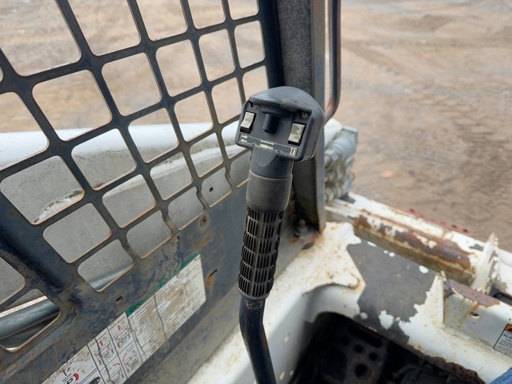 2006-bobcat-s130-image-17