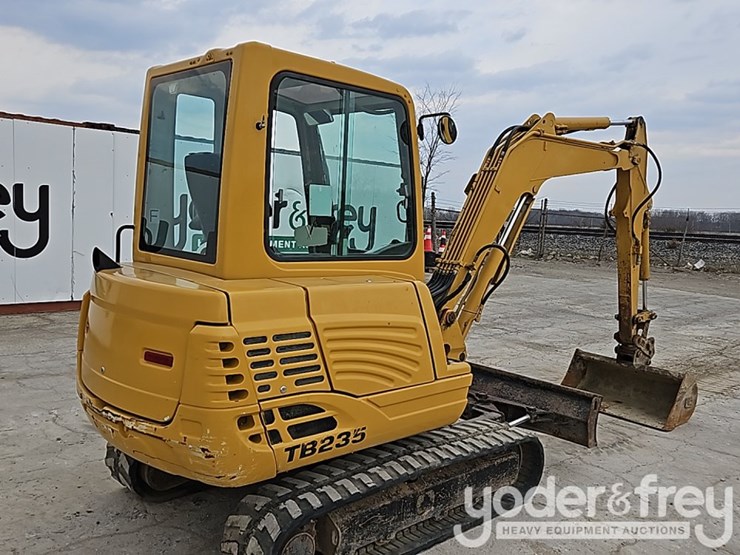 2014-takeuchi-tb235-image-4