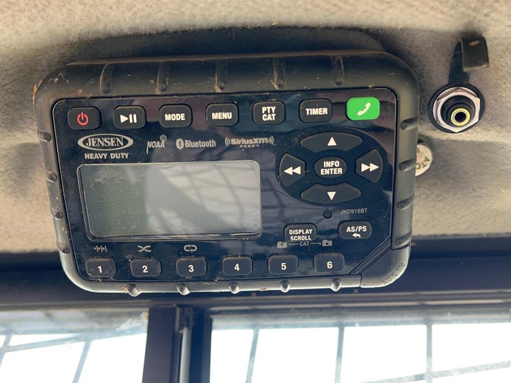 new-holland-l320-image-26