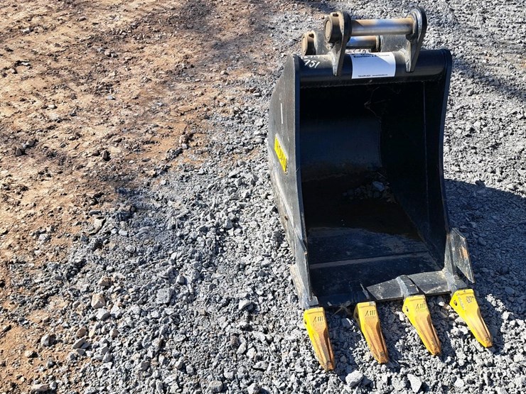 #320-•-trojan-excavator-bucket-image-4