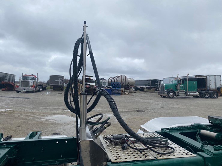 2002-peterbilt-379-image-51