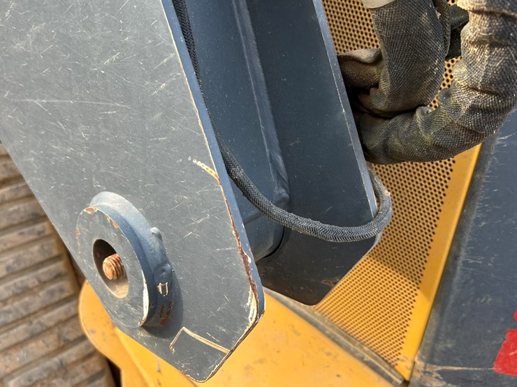 2011-deere-333g-image-22