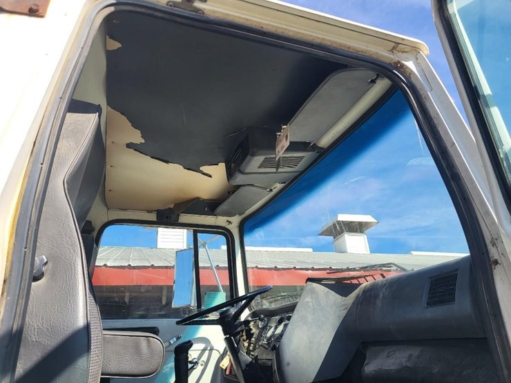 1995-ford-l9000-tandem-axle-day-cab-semi-image-70