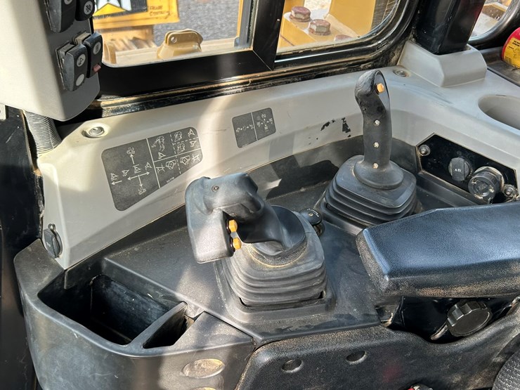 2015-caterpillar-d6t-lgp-image-63