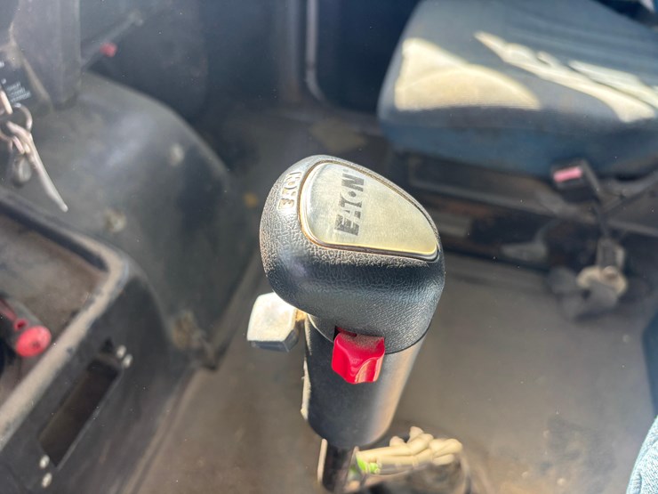 1996-volvo-aero-semi-image-11