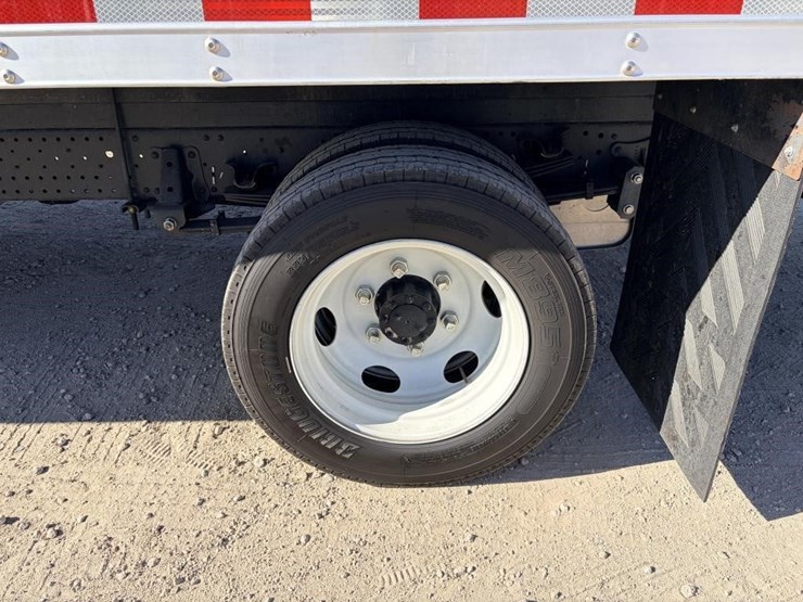 2023-isuzu-nrr-image-9