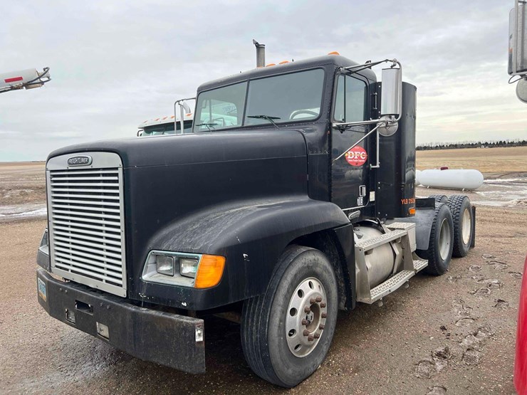 2000-freightliner-fld120-image-1