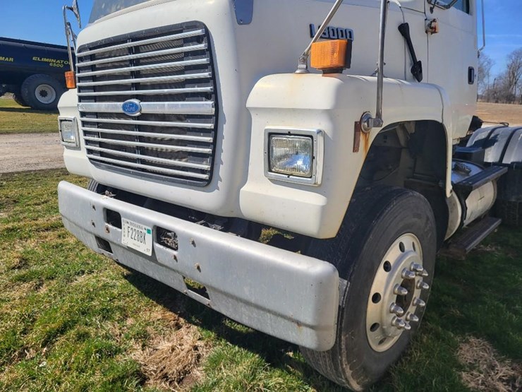 1995-ford-l9000-tandem-axle-day-cab-semi-image-10