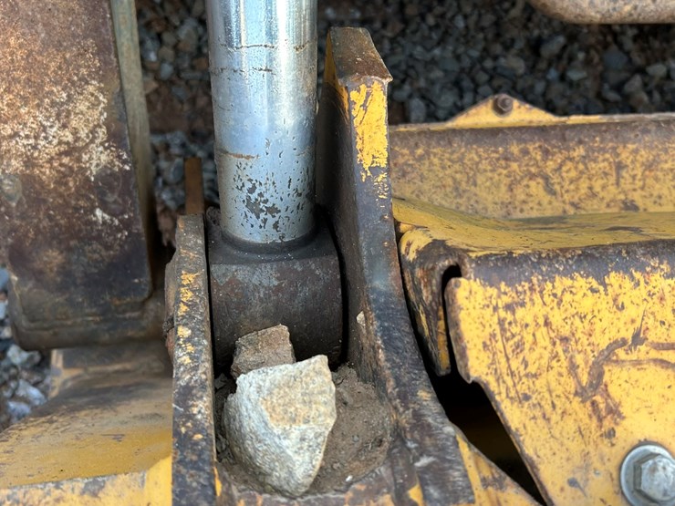 2011-deere-333g-image-14