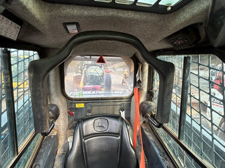 2011-deere-333g-image-49