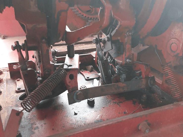 ih-435-square-baler-image-11