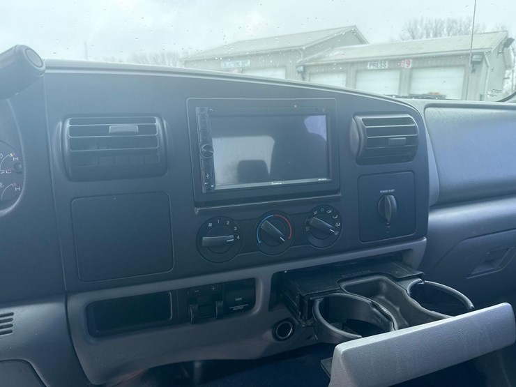 2004-ford-f350-image-28