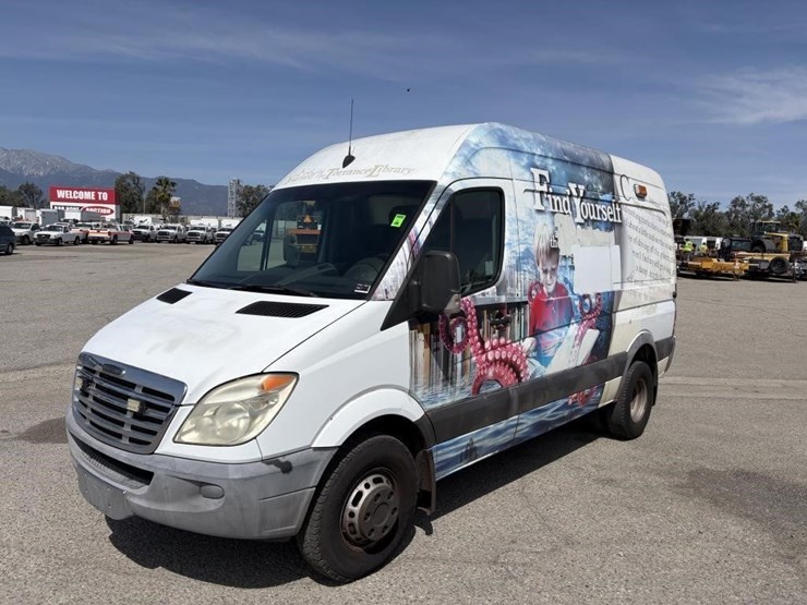 2011-utility-van-image-1