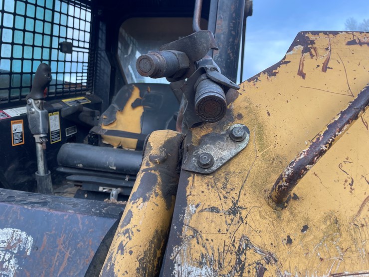 2006-deere-325-image-15