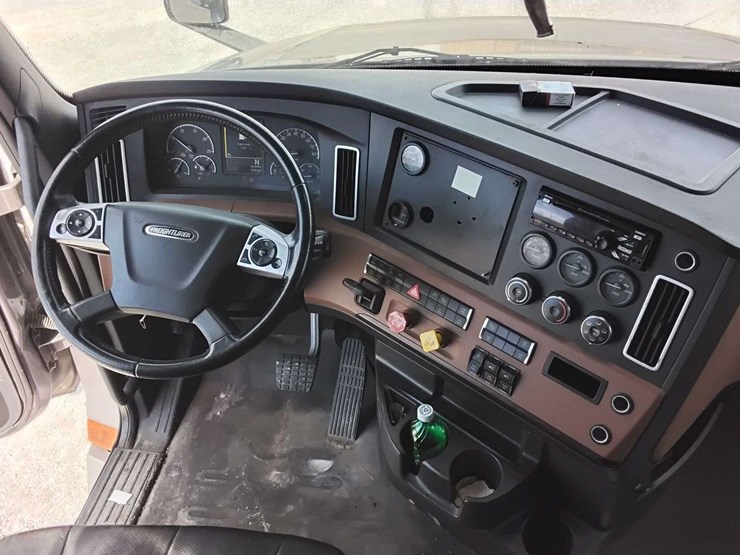 2020-freightliner-cascadia-126-image-10