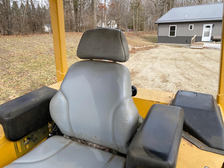 2005-deere-700h-image-38