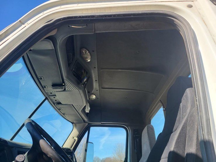 2013-freightliner-ca125dc-tandem-axle-day-cab-semi-image-48