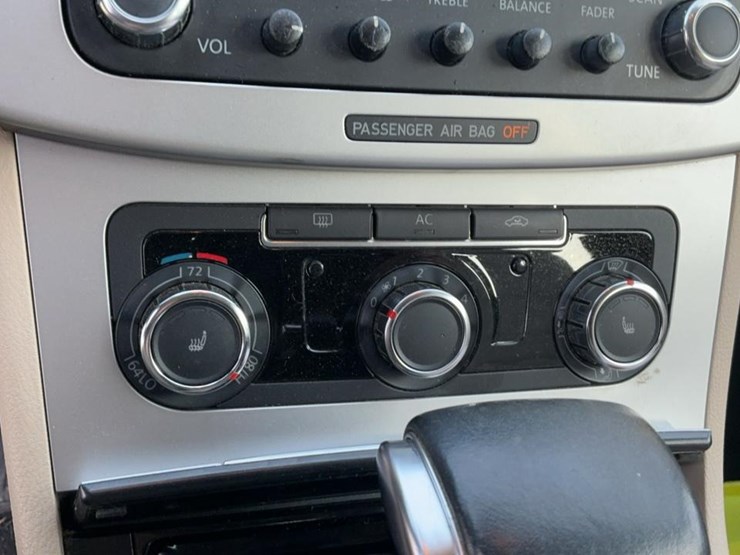 #510-•-2009-volkswagen-passat-image-17