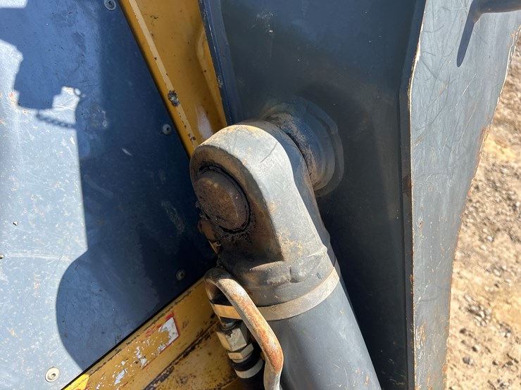 2015-deere-333e-image-11