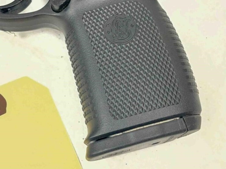 smith&-wesson-pistol-image-13