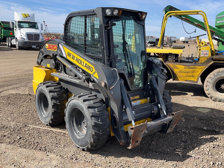 new-holland-l320-image-1