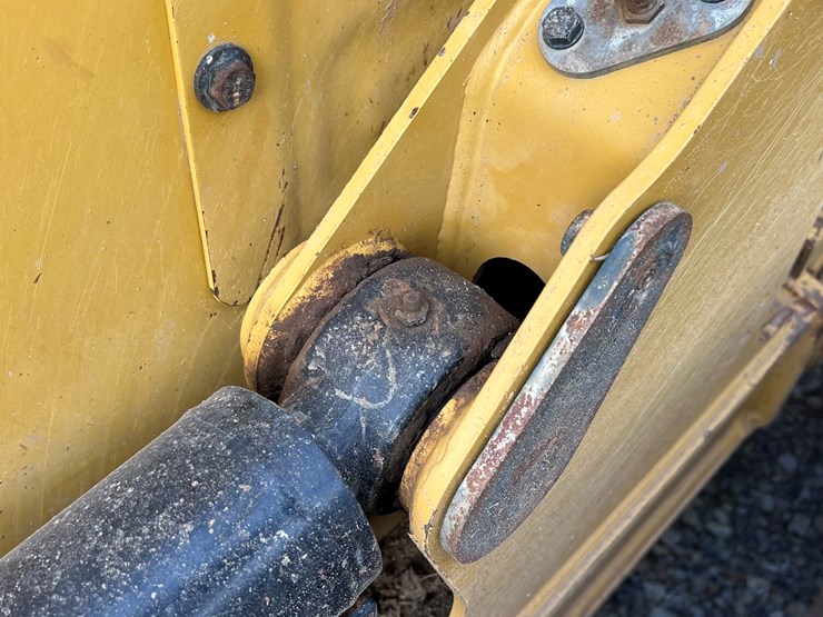 2023-caterpillar-d1-image-14