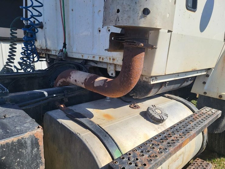 1995-ford-l9000-tandem-axle-day-cab-semi-image-41