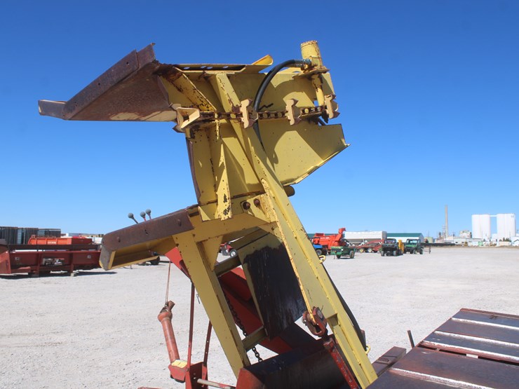 new-holland-1033-image-13