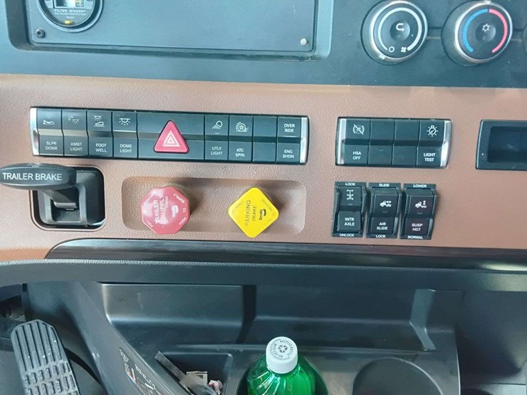 2020-freightliner-cascadia-126-image-43