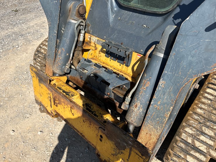 2015-deere-333e-image-10