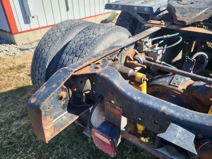 1995-ford-l9000-tandem-axle-day-cab-semi-image-27