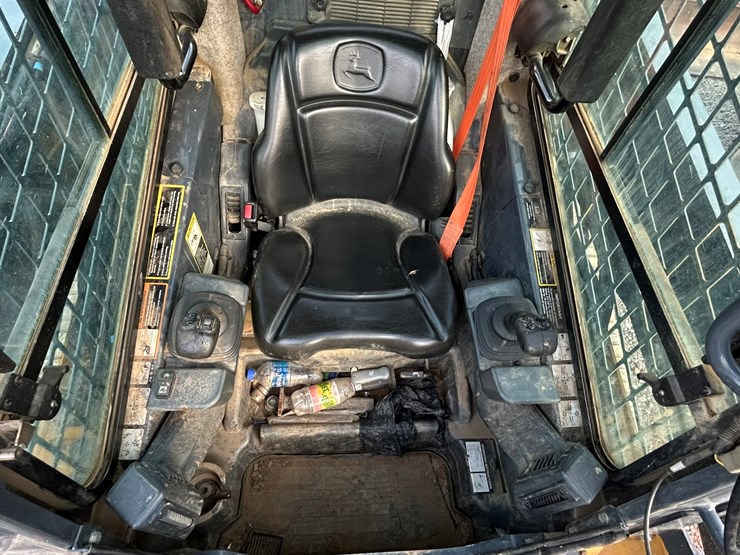 2011-deere-333g-image-50