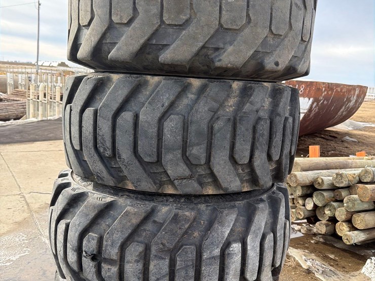 5-14-17.5-skidloader-tires-image-6