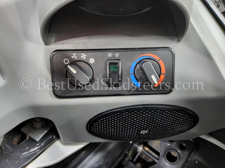 2023-bobcat-t740-image-31