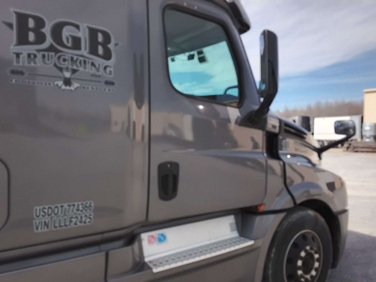 2020-freightliner-cascadia-126-image-30