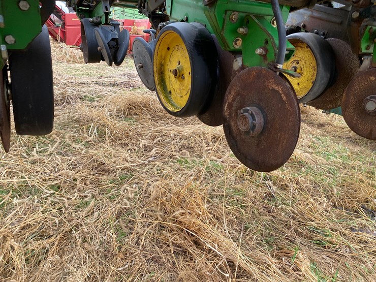 kinze-24-row-planter-image-46