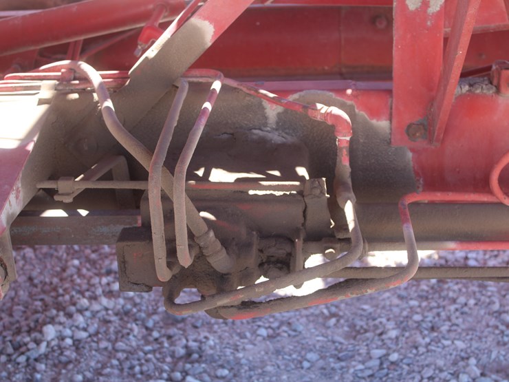 new-holland-1033-image-31