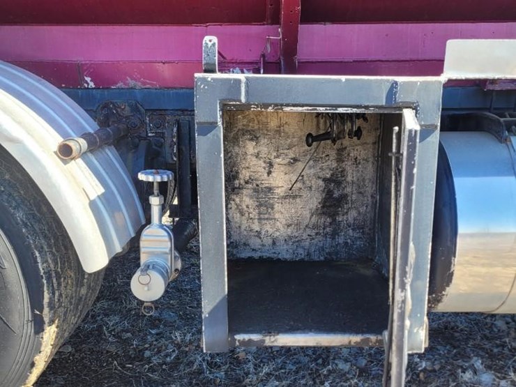 1993-peterbilt-377-image-17