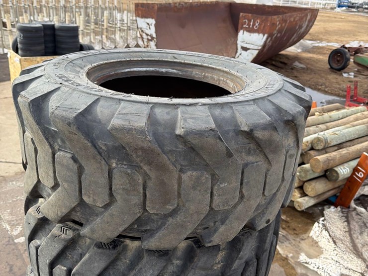 5-14-17.5-skidloader-tires-image-11